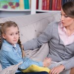 Алалия у детей – расстройство речевой функции, при котором ребенок не может частично (с бедным словарным запасом и проблемами при построении фраз) или полностью разговаривать.