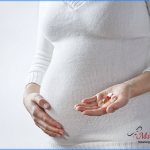 Беременная девушка пьет витамины