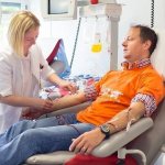 What can a donor eat before donating blood?