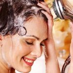 Девушка моет голову