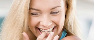 девушка смеется