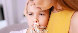 Мама вытирает кровь из носа своей дочери, фото
