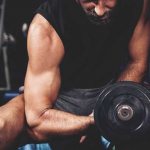 мужчина в спортзале