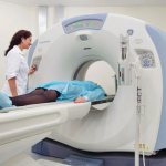 Carrying out a CT scan of the lungs and bronchi