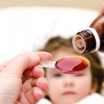 ребенок принимает лекарство