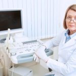 Врач выполняет УЗИ